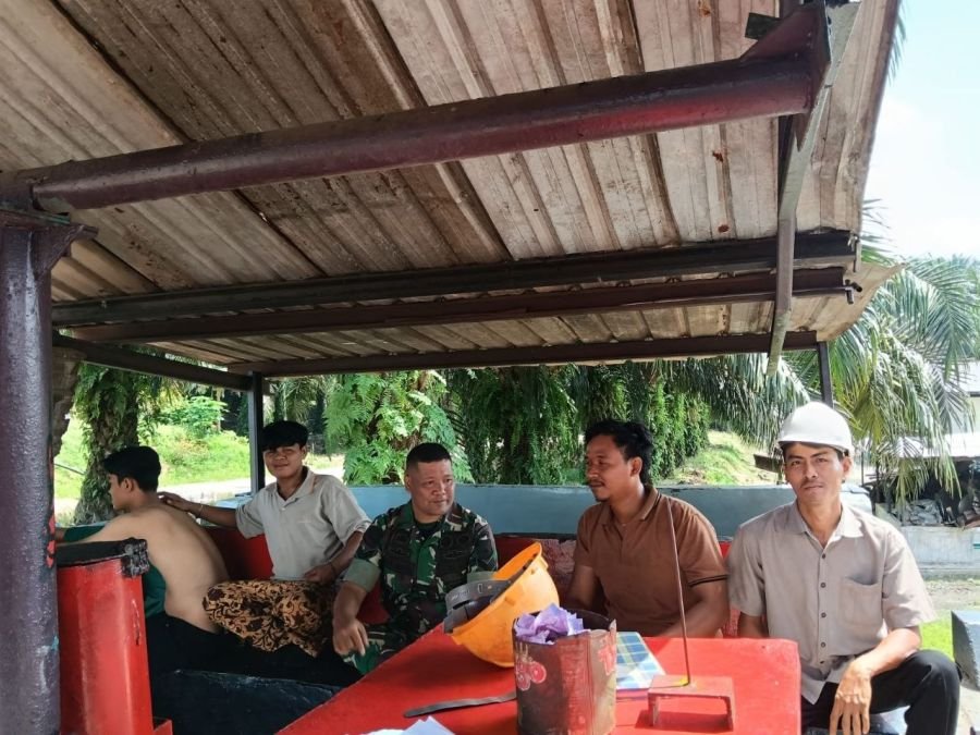 Babinsa Sertu Dumen Siregar Jalin Komsos Bersama Karyawan PT GSL di Desa Lebuh Lurus
