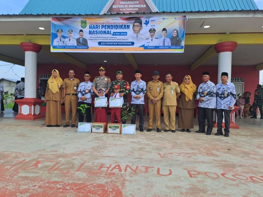 Babinsa Sertu Edili Zalukhu Pimpin Upacara Peringatan Hari Pendidikan Nasional di Kateman