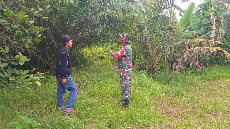 Babinsa Sertu Hazirman Terus Gencarkan Pencegahan Karhutla di Wilayah Binaan