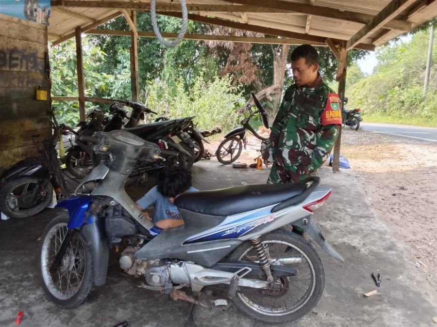 Babinsa Sertu Hermanto Dorong Pelayanan Bengkel yang Jujur dan Aman