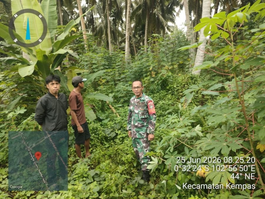 Babinsa Sertu Ichlas dan Warga Pastikan Sungai Gantang Bebas Ancaman Karhutla