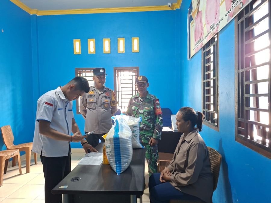 Babinsa Sertu Ichlas Manalu Kawal Penyaluran 255 Paket Sembako Bulog di Kempas