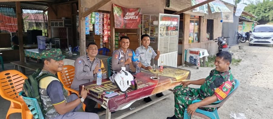 Babinsa Sertu Jasman Perkuat Sinergi Lewat Komsos Bersama Aparat Desa