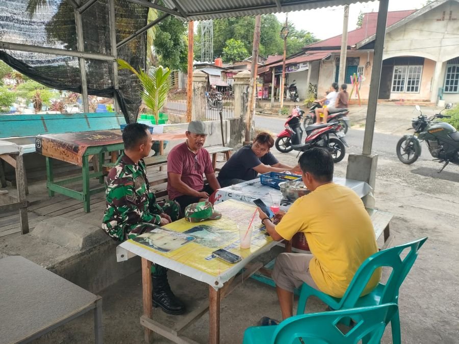 Babinsa Sertu M. Isak Gandeng Ketua RT Tingkatkan Kesadaran Warga Jaga Kebersihan