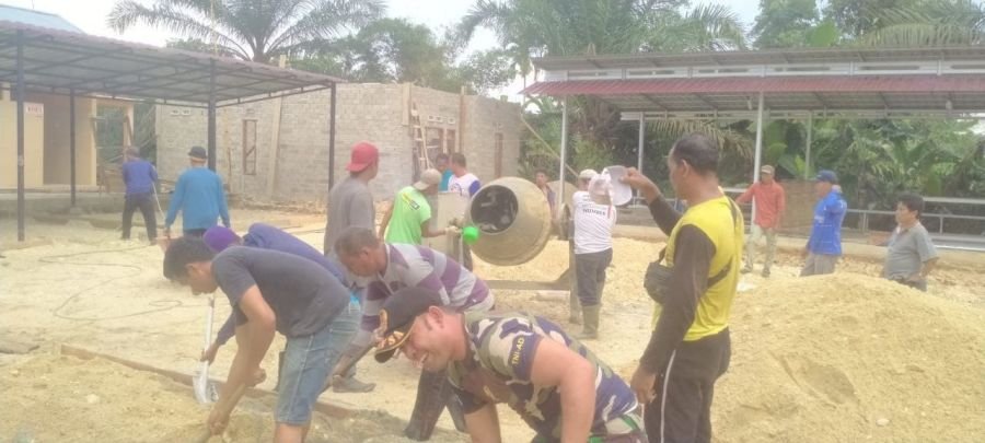 Babinsa Sertu M.Riyal Bersama Warga Bergotong Royong Wujudkan Parkiran Masjid Yang Layak