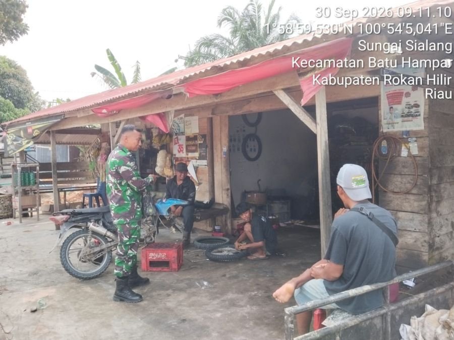 Babinsa Sertu Suherman Ajak Warga Sungai Sialang Bersihkan Saluran Air