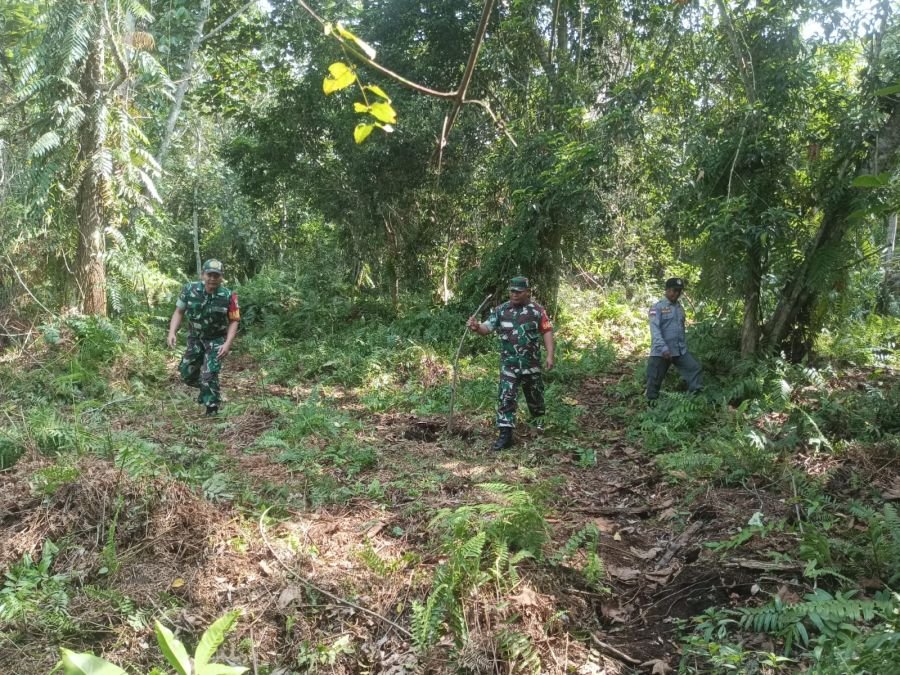 Babinsa Sertu Syafrizal dan Kopda Limbong rutin menghimbau dan sosialisasi dampak kebakaran hutan da