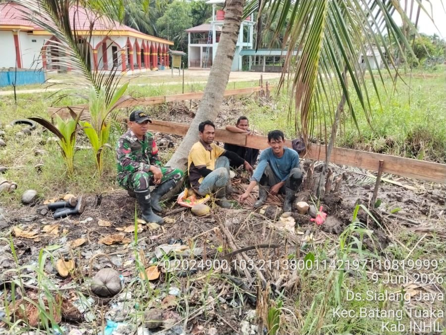 Babinsa Sialang Jaya Kawal Pembangunan KDKMP Demi Percepatan Pembangunan