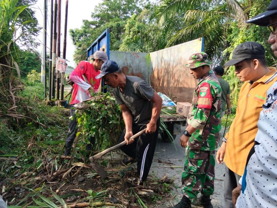 Babinsa Sialang Rampai Bersama Warga Gelar Gotong Royong Massal Sambut HUT Kota Pekanbaru ke-242