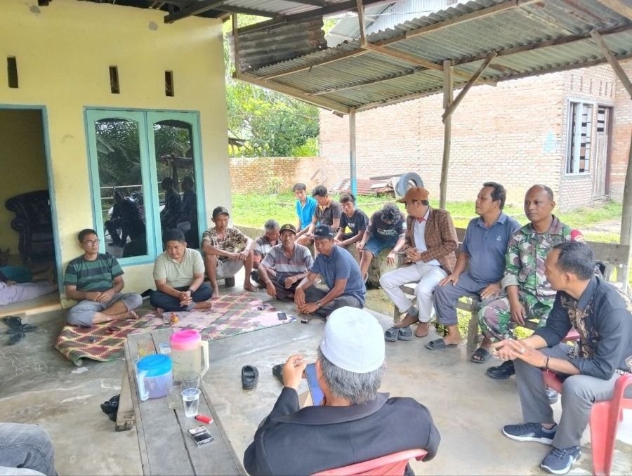 Babinsa Sialang Rampai Pererat Silaturahmi dan Ajak Warga Jaga Kamtibmas Lewat Komsos