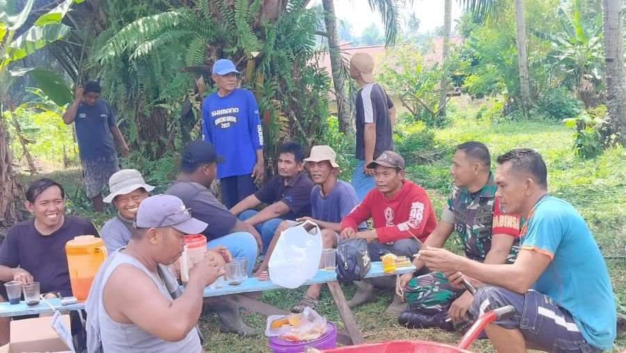 Babinsa Sialang Sakti Ajak Warga Hidupkan Semangat Kemerdekaan Lewat Gotong Royong dan Kebersamaan