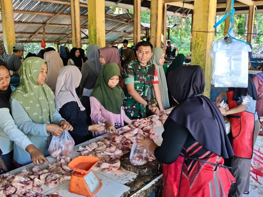 Babinsa Sidak Harga Ayam di Pasar Bunut, Pedagang Buka Suara