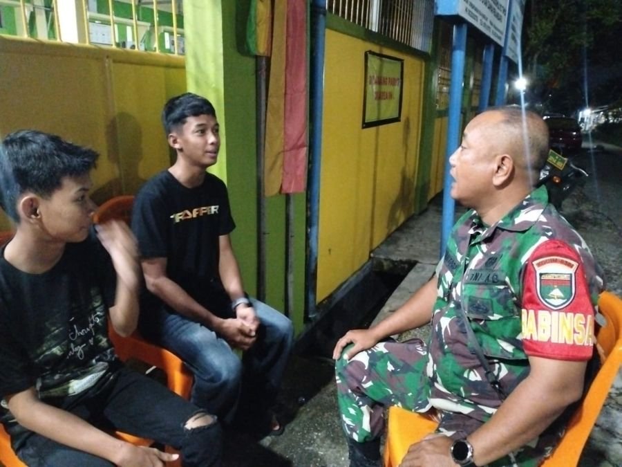 Babinsa Sidomulyo Timur Jalin Keakraban Bersama Pemuda Lewat Komsos Malam Hari