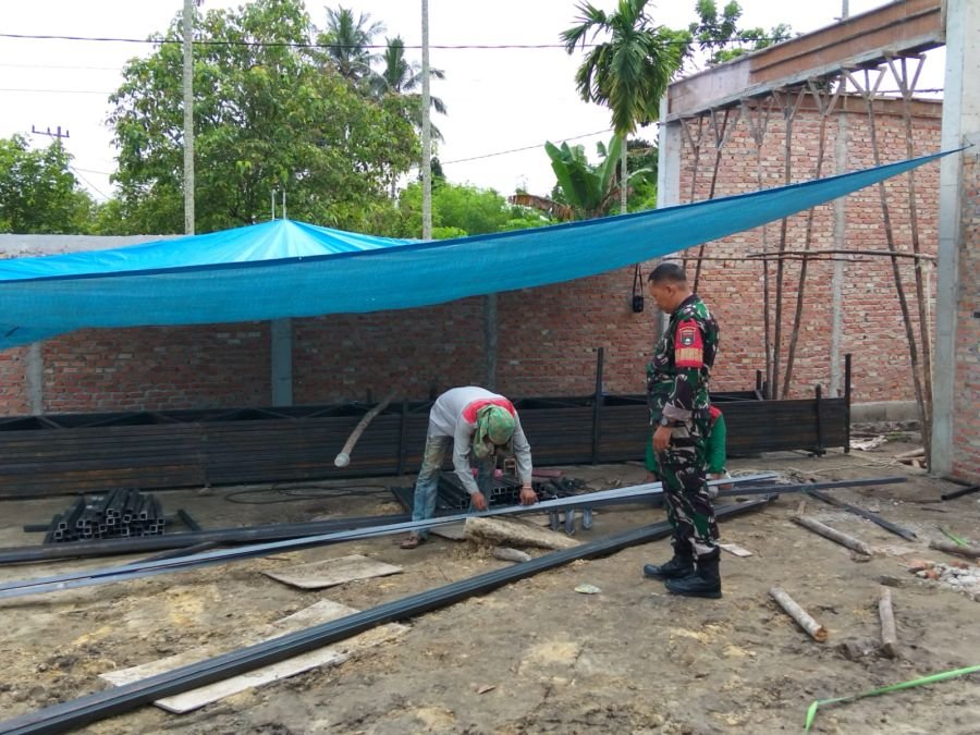 Babinsa Sidomulyo Timur Monitor Progres Pembangunan Koperasi Merah Putih