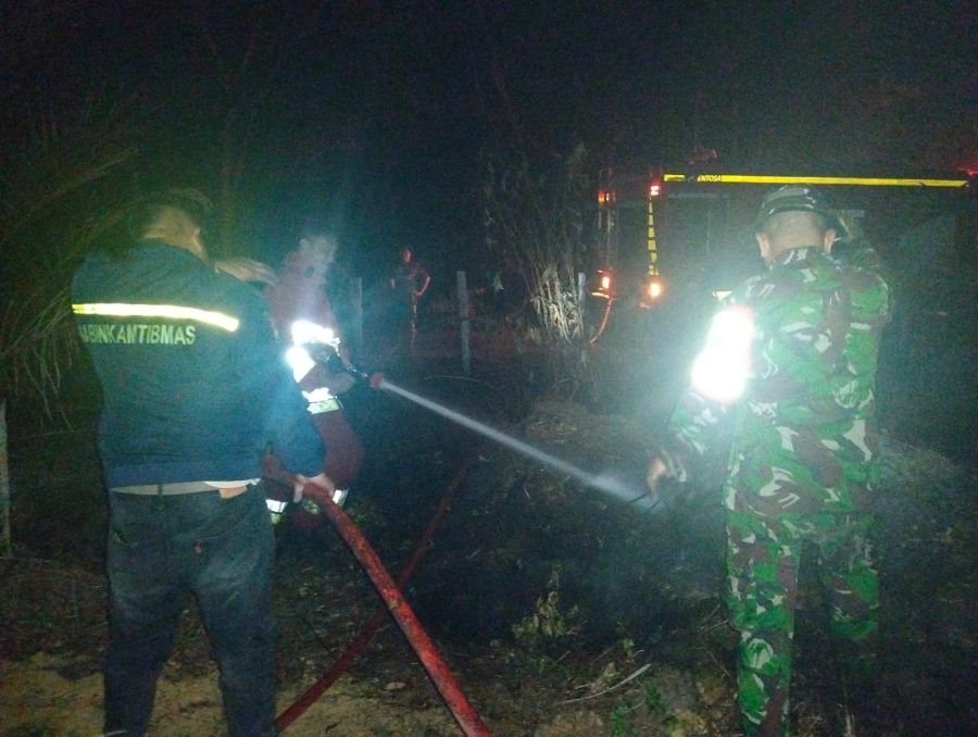 Babinsa Sigap Bantu Padamkan Kebakaran Lahan di Pulau Komang