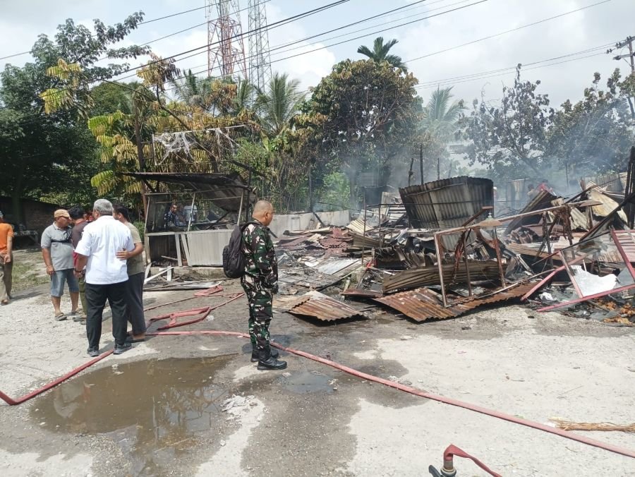 Babinsa Sigap Bantu Penanganan Kebakaran Tiga Kios di Jalan Yos Soedarso