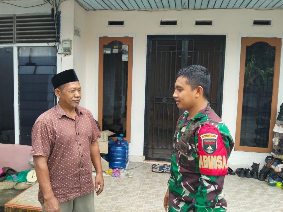 Babinsa Simpang Tiga Ajak Warga Jaga Kebersihan dan Perkuat Kepedulian Lingkungan
