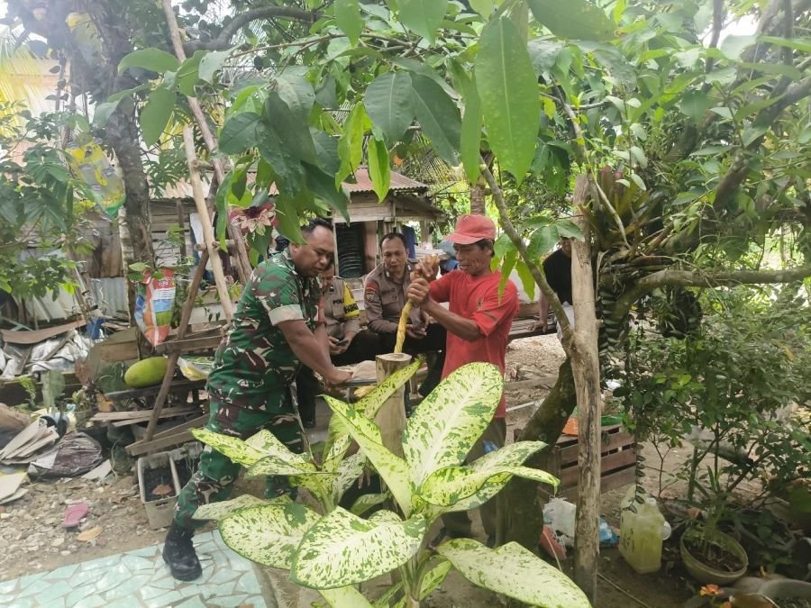 Babinsa Simpangtiga Pererat Kemanunggalan TNI-Rakyat Lewat Komsos
