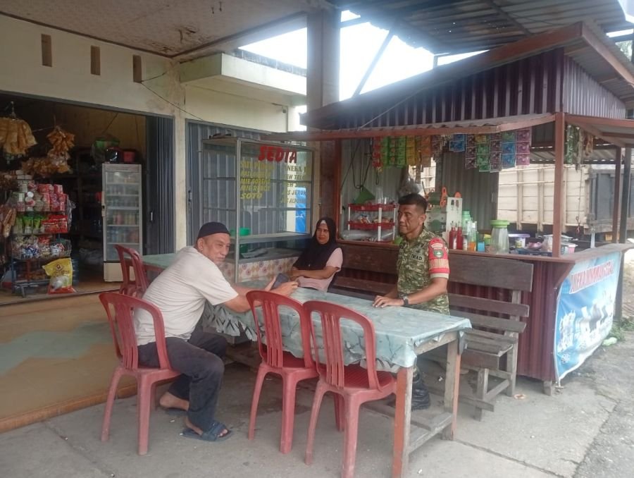 Babinsa Singingi Hilir Perkuat Kemanunggalan Lewat Komsos Bersama Warga