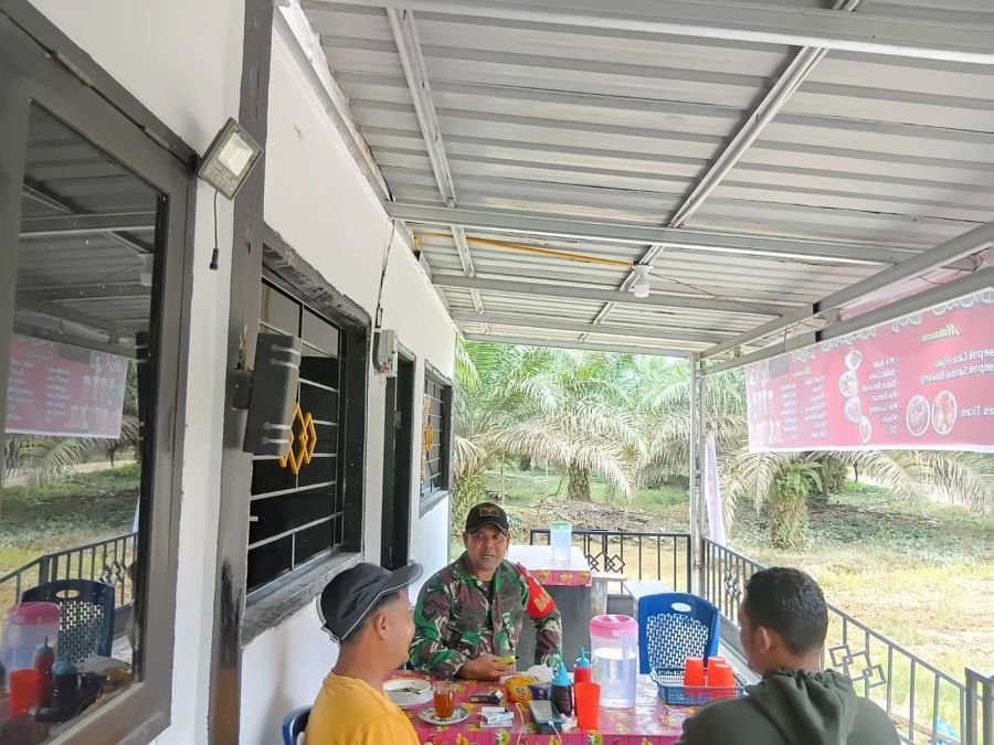 Babinsa Singingi Hilir Perkuat Komsos Lewat Ngopi Bersama Warga