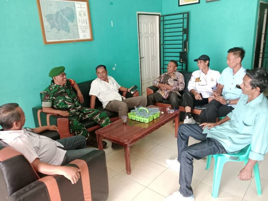 Babinsa Singingi Hilir Rangkul Tokoh Masyarakat Jaga Kondusivitas Desa