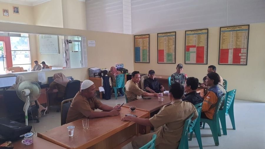 Babinsa Singingi Perkuat Koordinasi Lewat Komsos di Kantor Desa