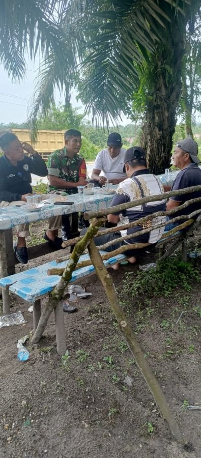 Babinsa Singingi Sambangi Tokoh Masyarakat, Bahas Kondisi Desa