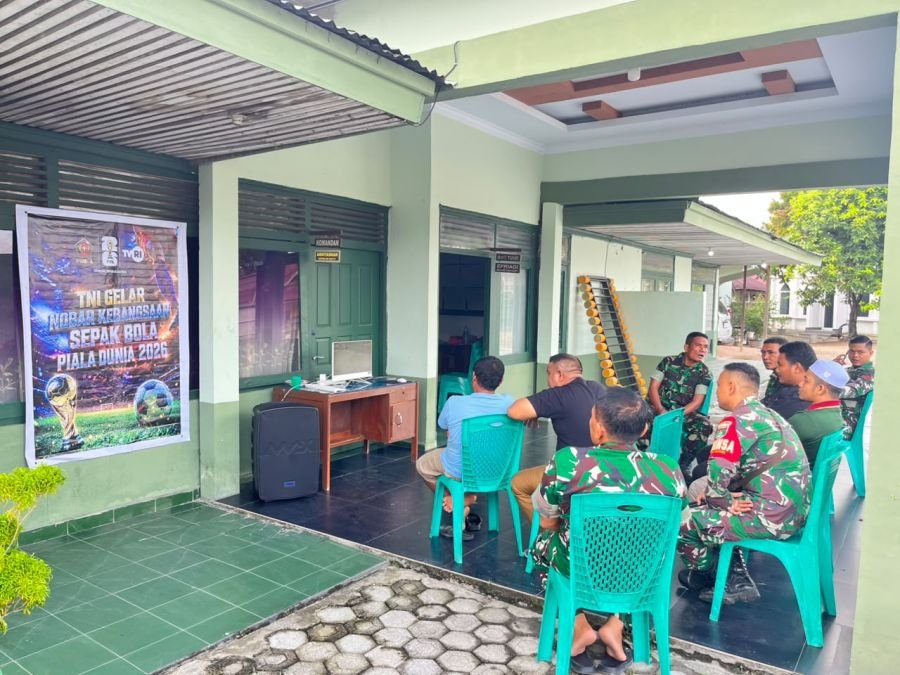 Babinsa Singingi Satukan Warga Lewat Nobar Kroasia vs Panama