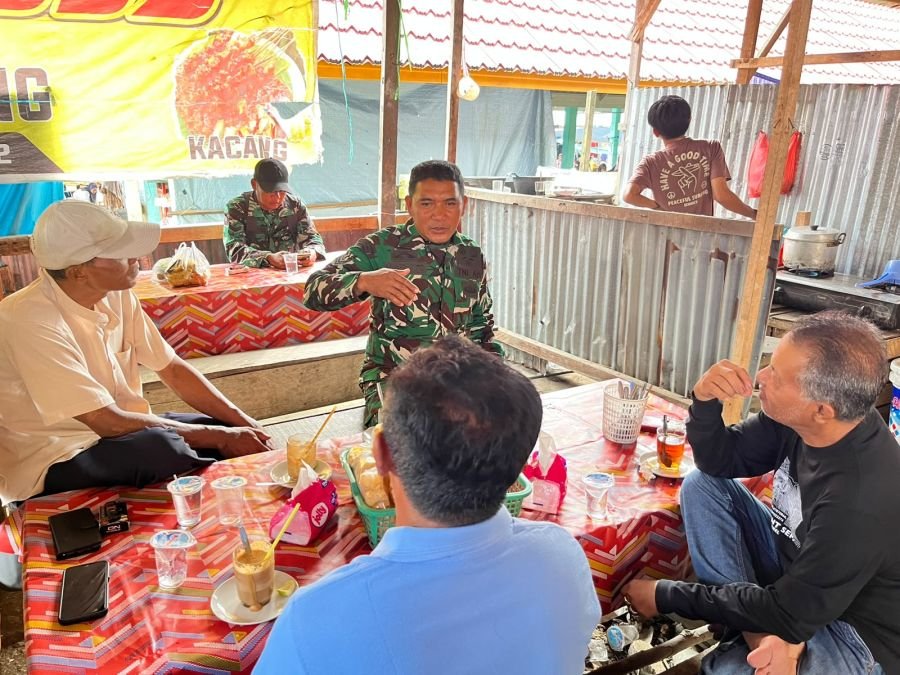 Babinsa Singingi Serap Aspirasi Warga Pasir Emas Lewat Komsos