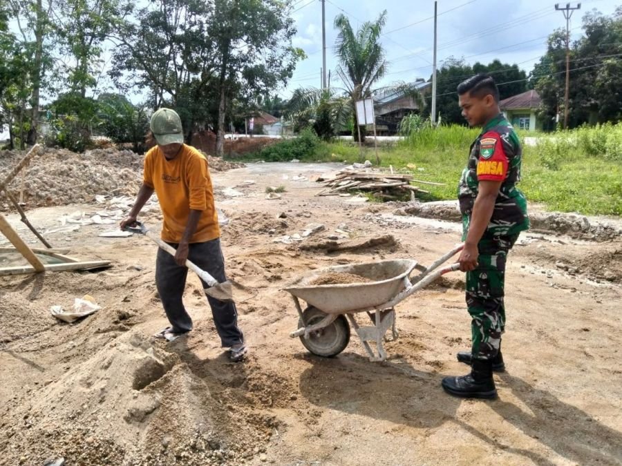 Babinsa Singingi Turun Tangan Bantu Warga Bangun Rumah