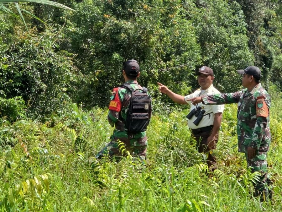 Babinsa Sisir Rawan Karhutla di Pelalawan, Warga Diminta Waspada