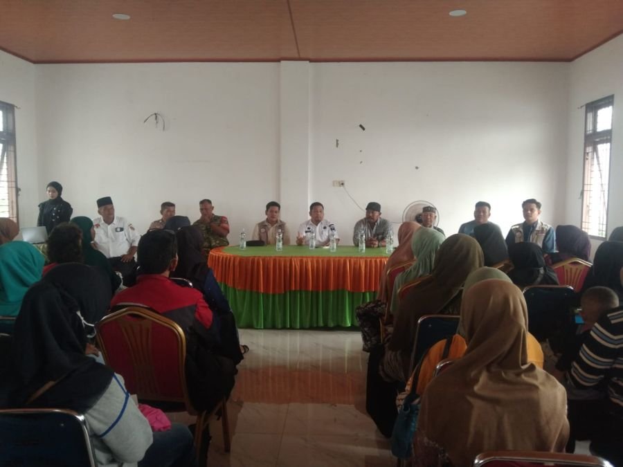 Babinsa Sri Meranti Dampingi Rembuk Warga, Kawal Program Bedah Rumah agar Tepat Sasaran