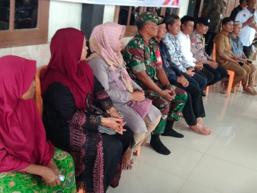 Babinsa Sri Meranti Kawal Penyaluran 129 Paket Bansos Kemensos agar Tepat Sasaran