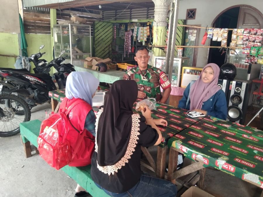 Babinsa Sri Meranti Perkuat Komsos dan Komunikasi Kependudukan Bersama Warga