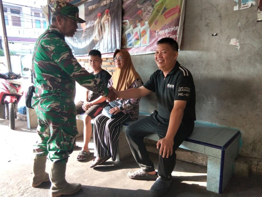 Babinsa Sri Tanjung Bangun Sinergi Warga Melalui Komsos Langsung
