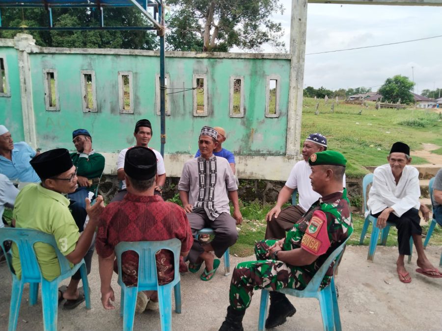 Babinsa Baran Barat Pimpin Aksi Bersih Sampah di TPS