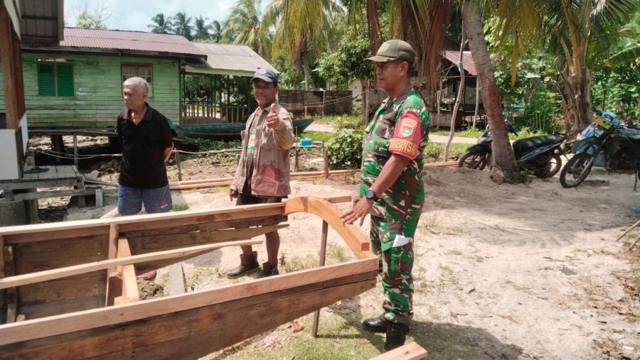Babinsa Sugie Ingatkan Nelayan Utamakan Keselamatan Saat Melaut