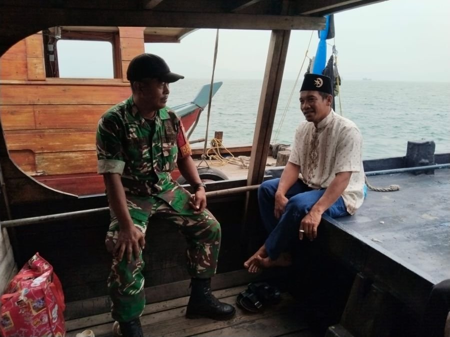 Babinsa Sugie Ingatkan Warga Waspada Saat Penyeberangan Antarpulau
