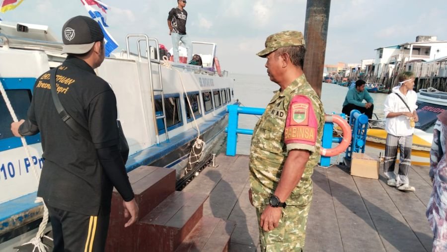 Babinsa Sugie Ingatkan Warga Waspada Penyeberangan Saat Angin Selatan