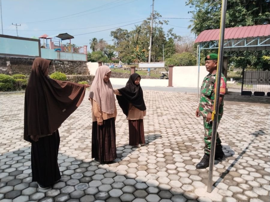 Babinsa Sugie Latih Pelajar, Disiplin Upacara Jadi Fokus Pembinaan