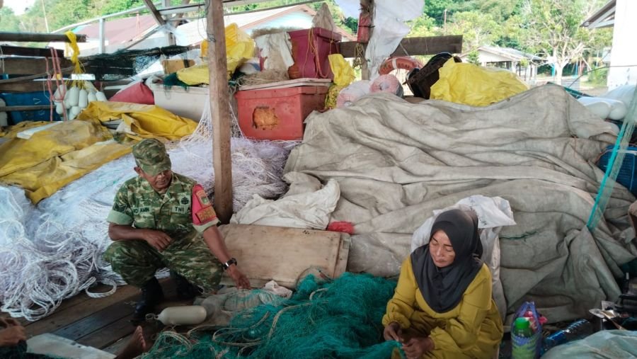 Babinsa Sugie Sambangi Nelayan, Serma M. Amin Perkuat Komunikasi Sosial