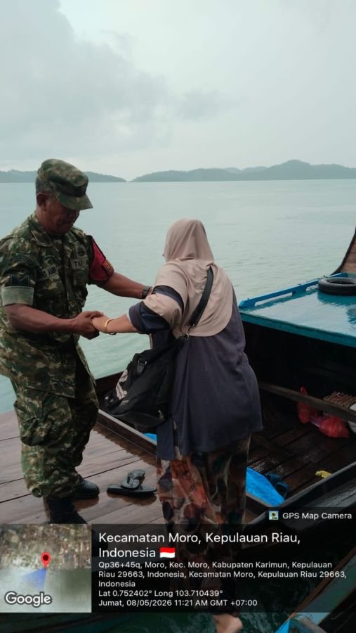 Babinsa Sugie Sigap Bantu Warga Menyeberang Saat Dermaga Licin