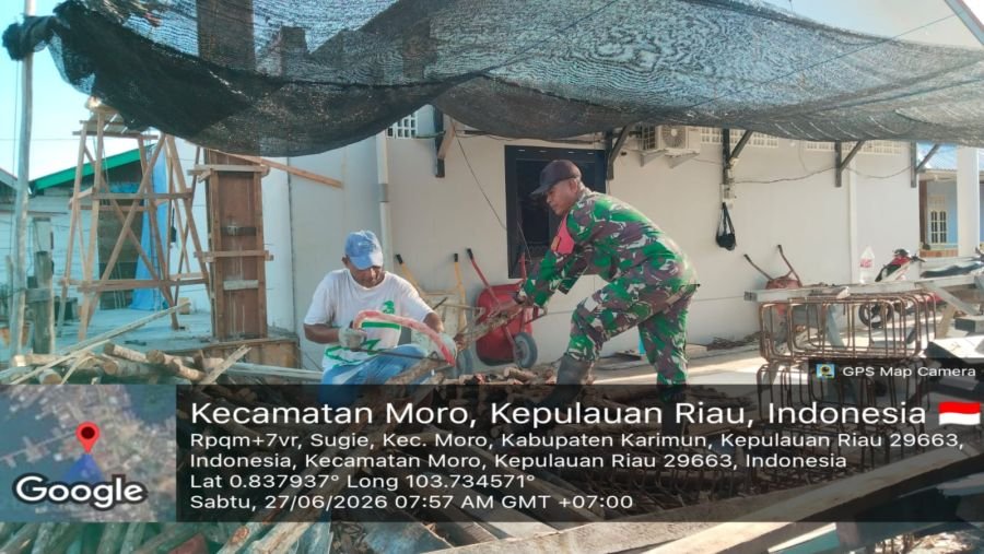 Babinsa Sugie Tunjukkan Kepedulian Lewat Aksi Bantu Perbaikan Rumah