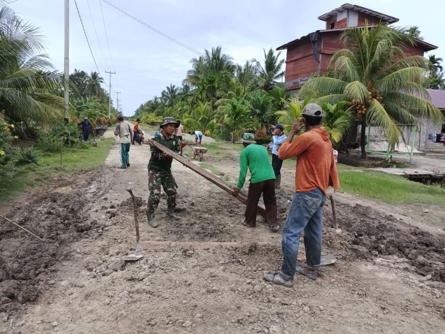Babinsa Suka Damai Bersama Warga Gelar Gotong Royong di Jalan Poros Desa