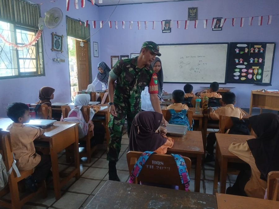 Babinsa Sukajadi Dampingi Penyaluran Makan Bergizi Gratis di SDN 99 Harjosari