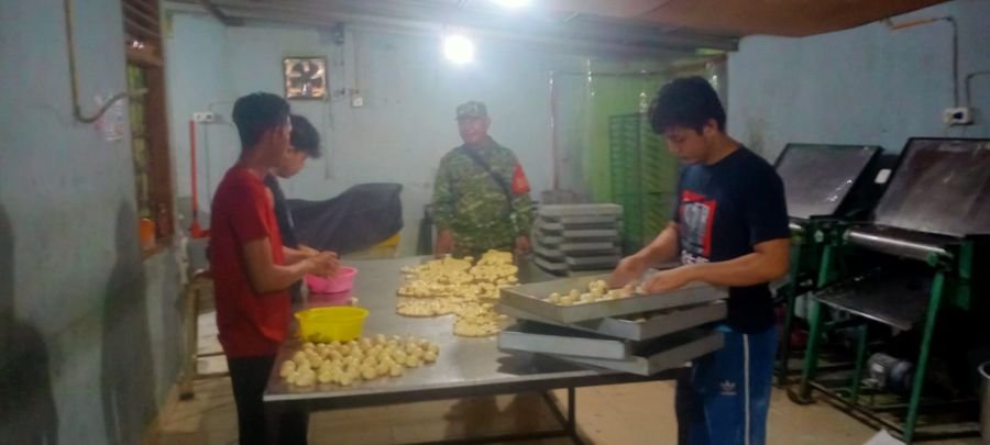 Babinsa Sukajadi Dorong Produsen Roti Rumahan Bertahan di Tengah Penurunan Penjualan