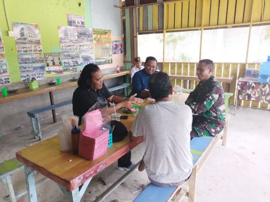 Babinsa Sukajadi Ngopi Bareng Warga, Bahas Keamanan hingga Kondisi Lingkungan