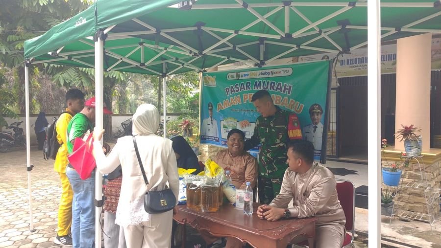 Babinsa Sukajadi Pantau Pasar Murah Aman Pekanbaru, Bantu Warga Dapatkan Sembako Terjangkau