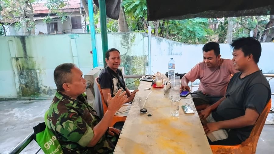 Babinsa Sukajadi Pererat Silaturahmi Warga Lewat Komsos di Warung Kopi
