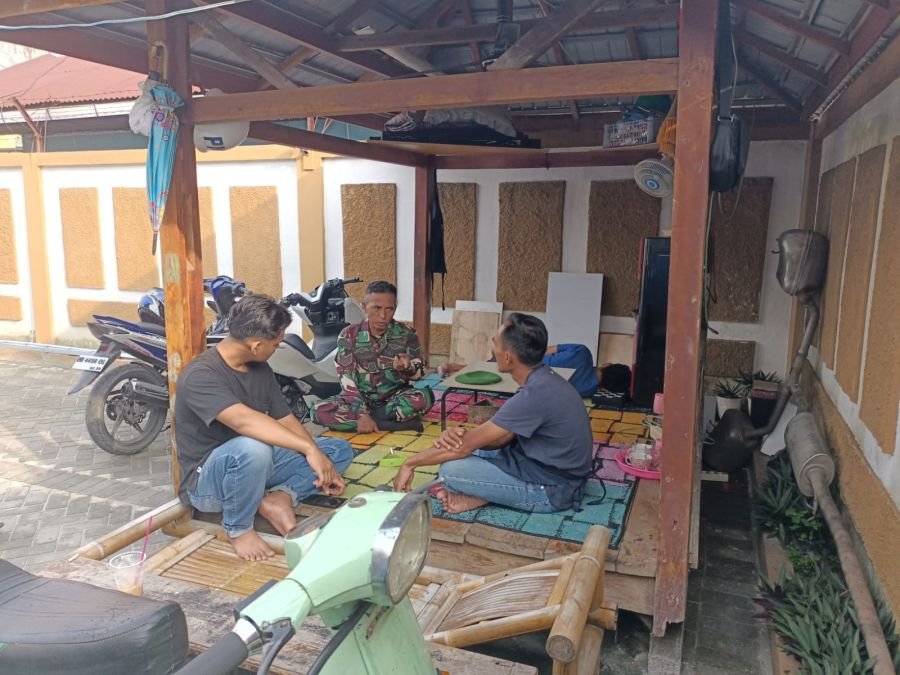 Babinsa Sukajadi Perkuat Silaturahmi Lewat Komsos Humanis di Tengah Warga